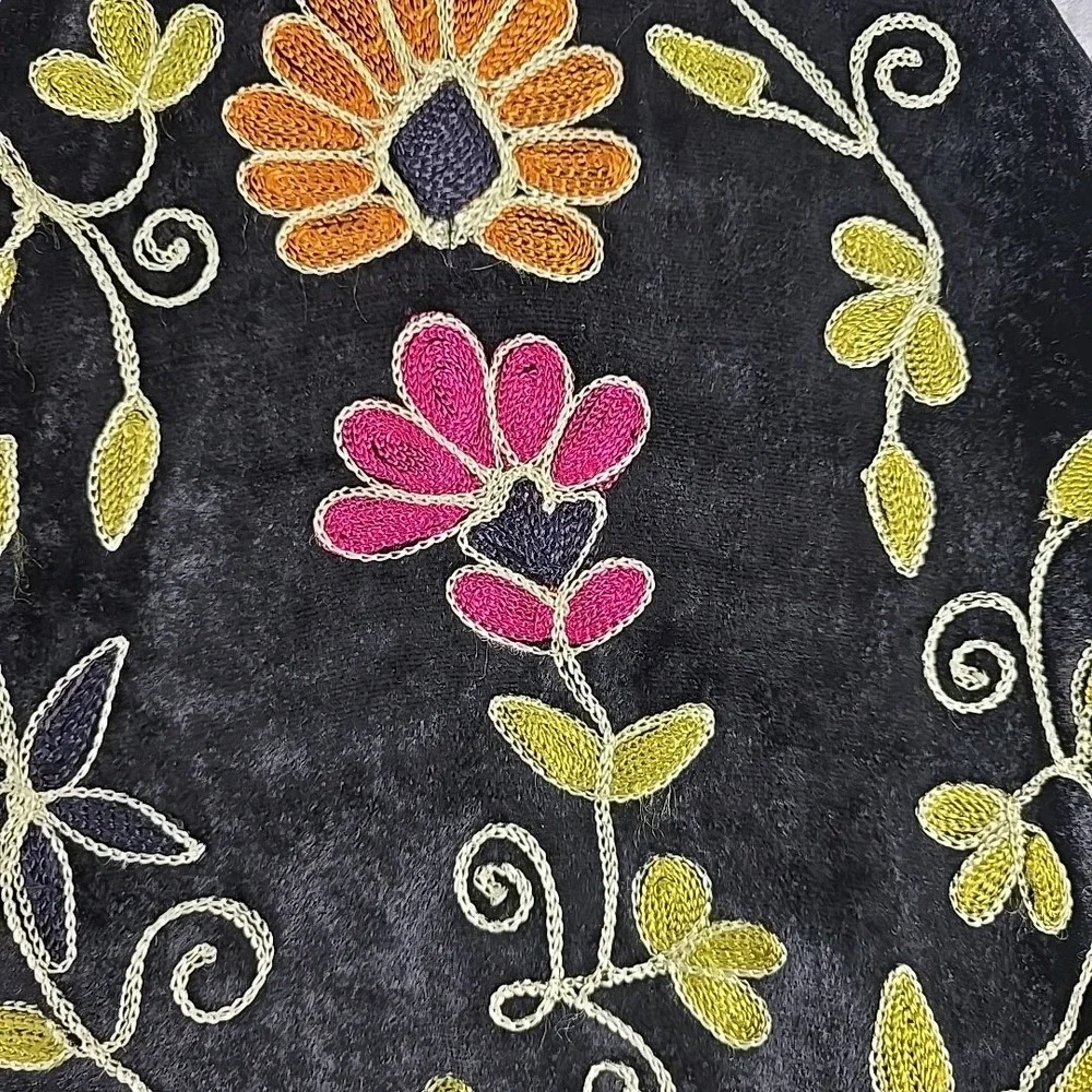 Nouveau Monde Women's Gypsy Velvet Embroidered‎ Floral 2 Button Vest 4x Black